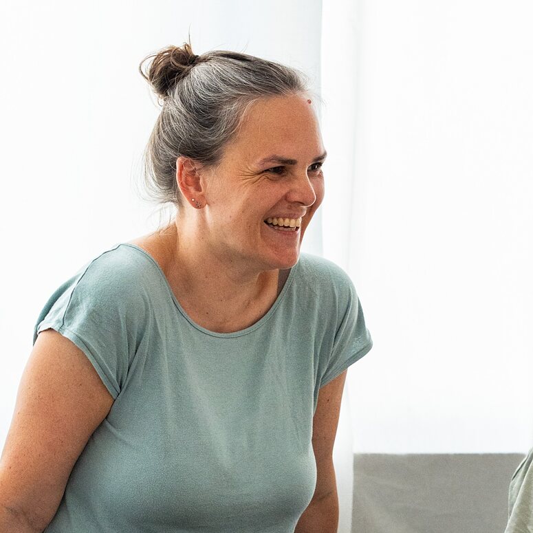 Porträt von Annika Wichert, im Schneidersitz auf einer Yogamatte